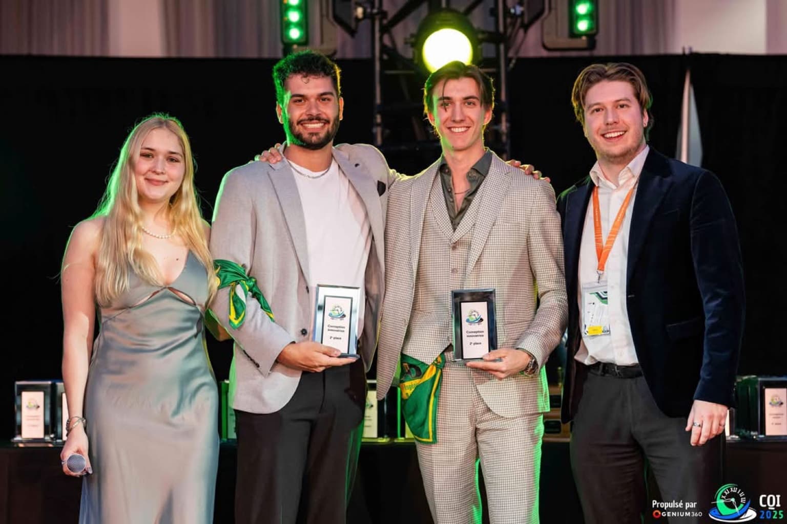 Sur scène avec les trophées de deuxième place en conception innovatrice à la Compétition québécoise d'ingénierie
