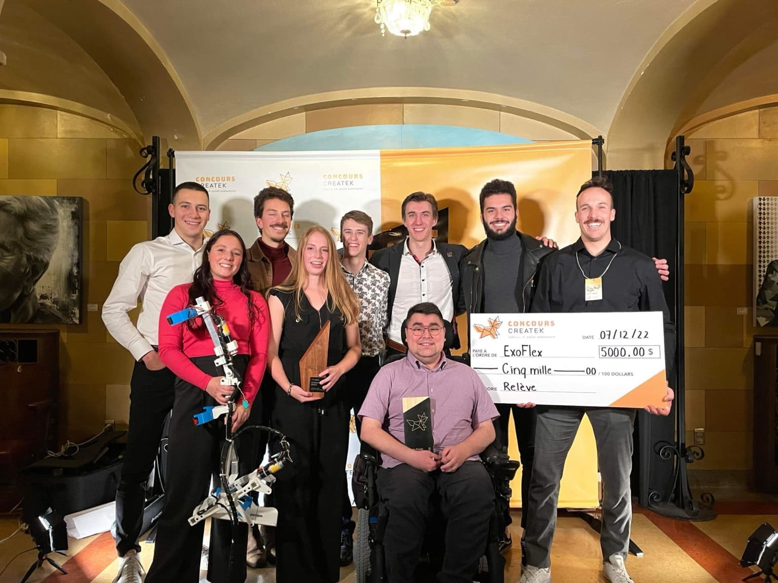 L'équipe recevant le chèque de 5 000 $, catégorie Relève, au Concours Créatek