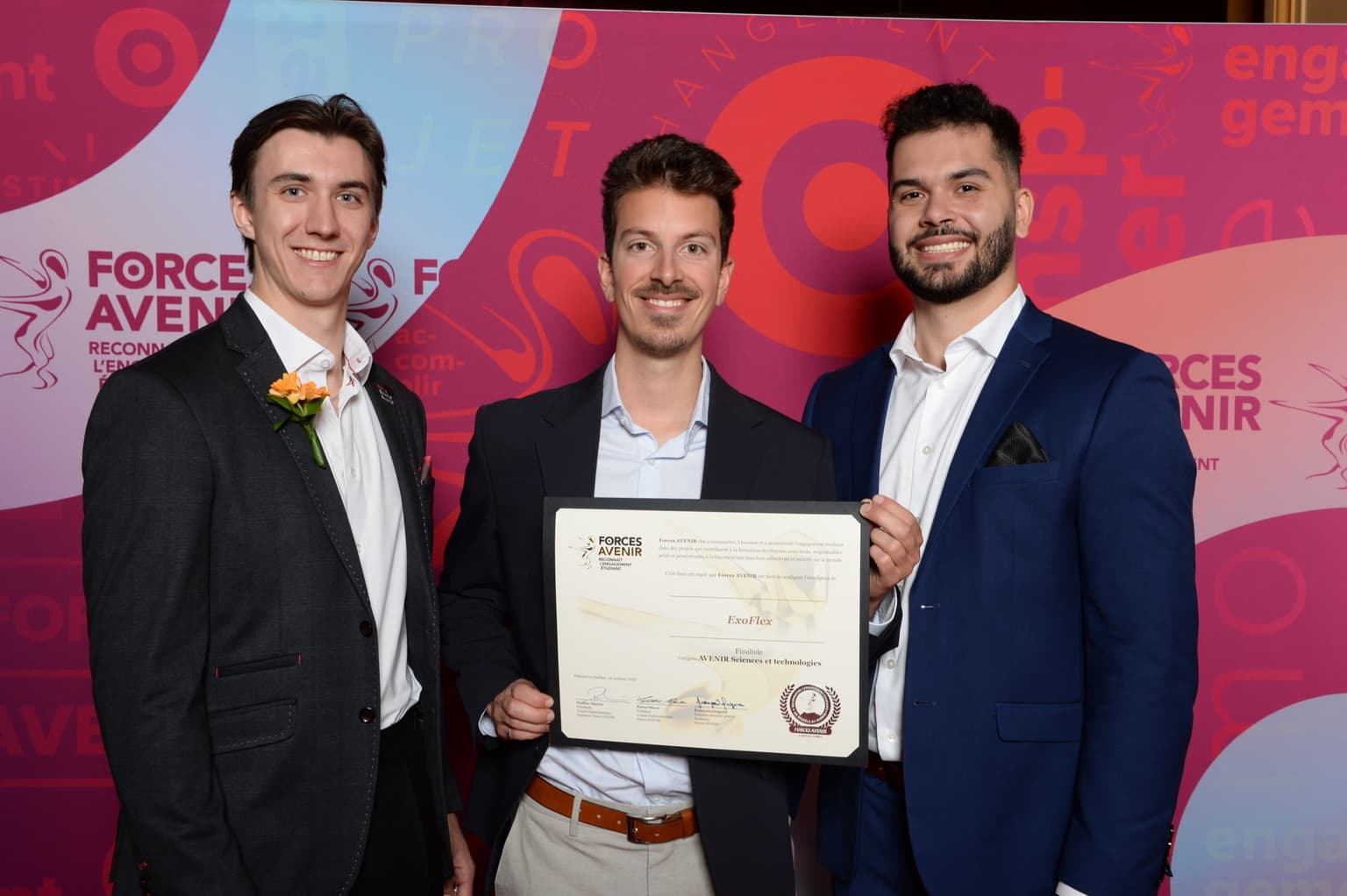 Les trois fondateurs tenant le certificat de finaliste ExoFlex au gala Forces AVENIR