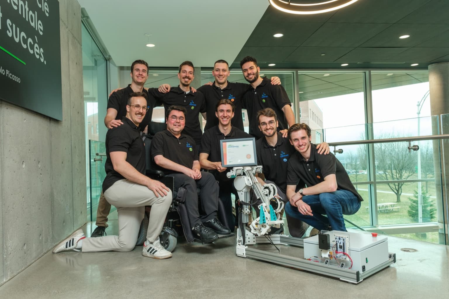 L'équipe complète avec le certificat de lauréat national OSEntreprendre et le prototype du membre inférieur