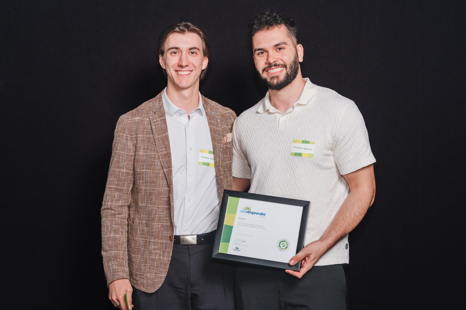 Deux fondateurs tenant le certificat de lauréat régional OSEntreprendre, Estrie 2026